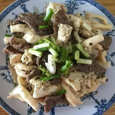 Hình ảnh Cơm bò xào nấm kim châm -  1 nước sâm