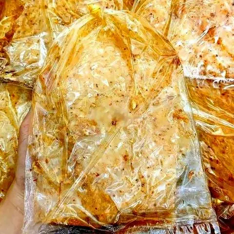 Hình ảnh Bánh tráng muối tỏi xìke nâu