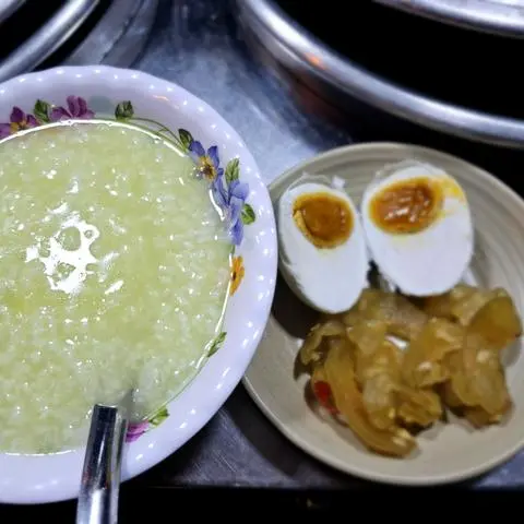 Hình ảnh Cháo Trắng Trứng Muối Dưa Mắm