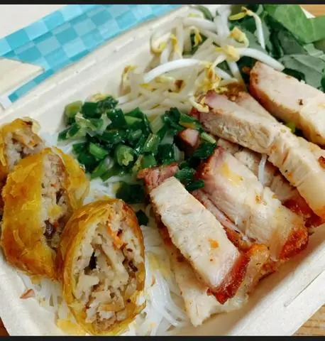 Hình ảnh Bánh cuốn trứng heo quay
