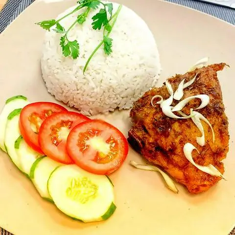 Hình ảnh Cơm gà chiên mắm