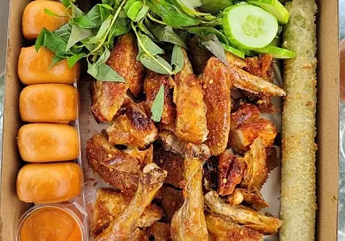 Hình ảnh cam bo 1  con gà nướng tiêu con lớn+ 1 cây cơm lam + 6 cái bánh bao chiên giòn 