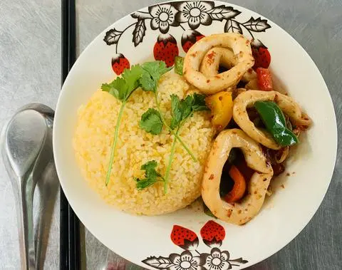 Hình ảnh Cơm mực xào sate - Coca