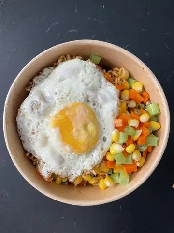 Hình ảnh Mỳ Trộn Rau Củ + Trứng Ốp La
