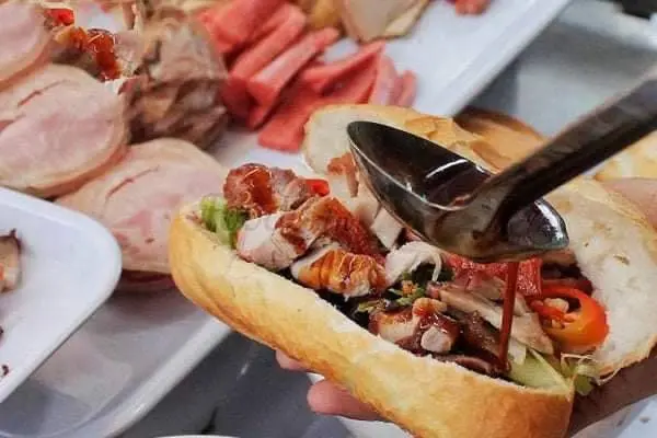 Hình ảnh Bánh Mì Heo Quay Đặc Biệt