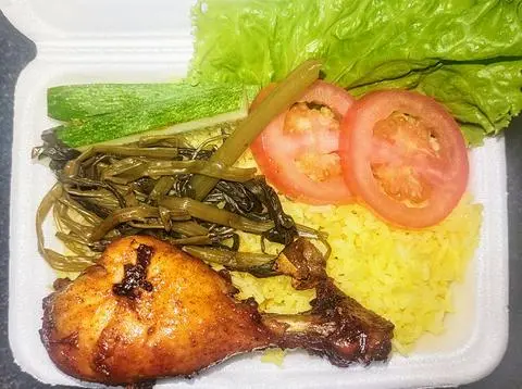 Hình ảnh Cơm gà đốt lá chúc