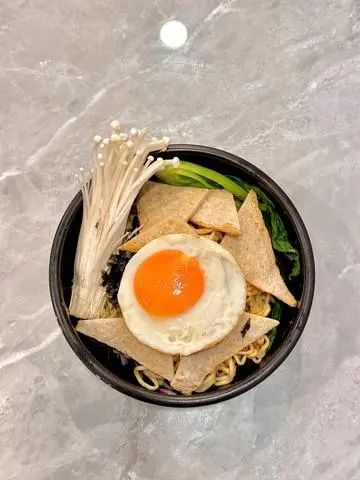 Hình ảnh Mì trộn trứng chả cá 