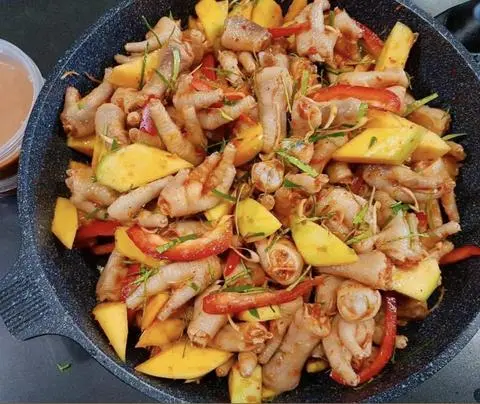 Hình ảnh Chân gà nguyên xương sốt thái 