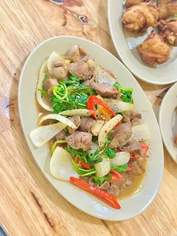 Hình ảnh Lòng gà xào lá é