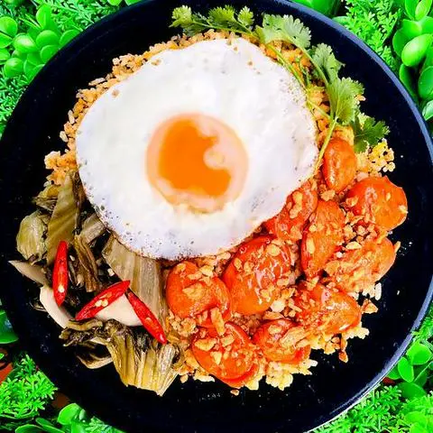 Hình ảnh Cơm Chiên Ốp La Xúc Xích Mắm Tỏi