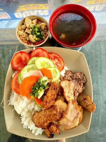 Hình ảnh Cơm vú heo nướng + canh rong biển
