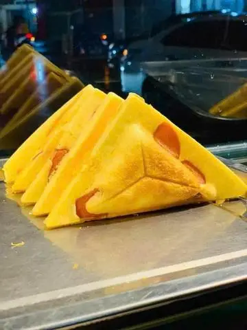 Hình ảnh Hotdog phô mai cầu vồng