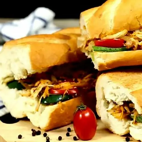 Hình ảnh Bánh mì thập cẩm heo quay chả lụa