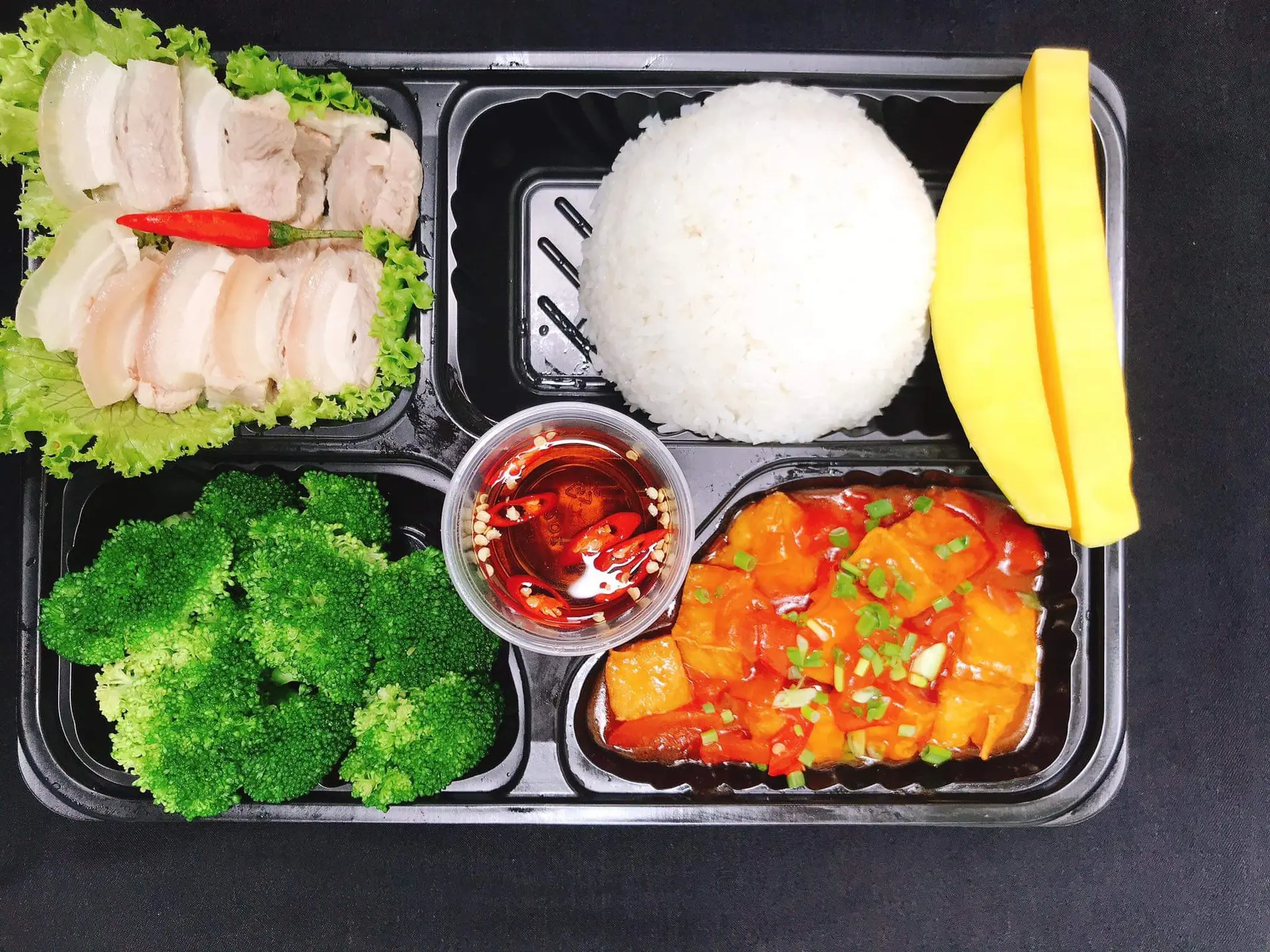 Hình ảnh Combo 13 : Combo cơm thịt luộc + đậu hũ sốt cà (kèm canh, rau, trái cây tráng miệng)