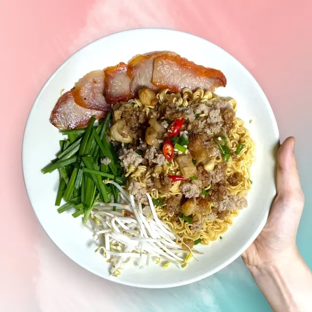 Hình ảnh Mì gói xá xíu thịt bằm sốt sate cay