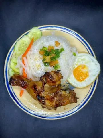 Hình ảnh Cơm tấm đùi gà trứng