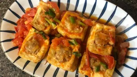 Hình ảnh Cơm đậu hũ dồn thịt + trứng chiên