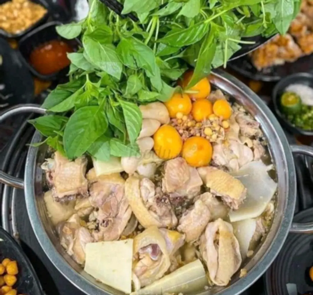 Hình ảnh Lẩu gà lá é vừa (3-4 người ăn)