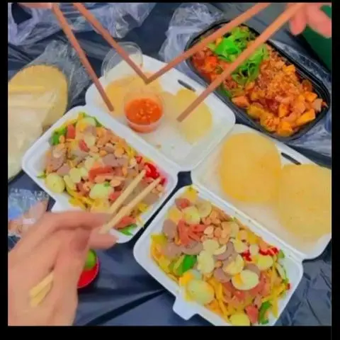 Hình ảnh combo 2 món tré trộn siêu ngon +chân gà sốt thái nhỏ  +Coca +bánh phồng 
