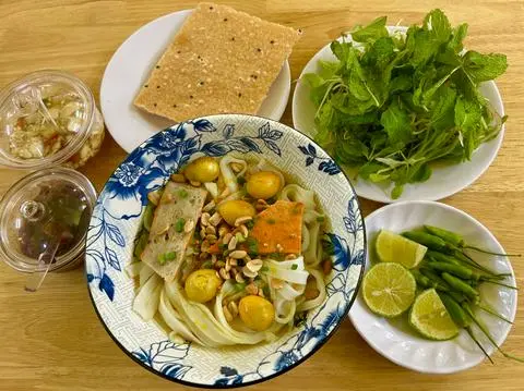 Hình ảnh Mì Quảng Chả Cua - Trứng cút