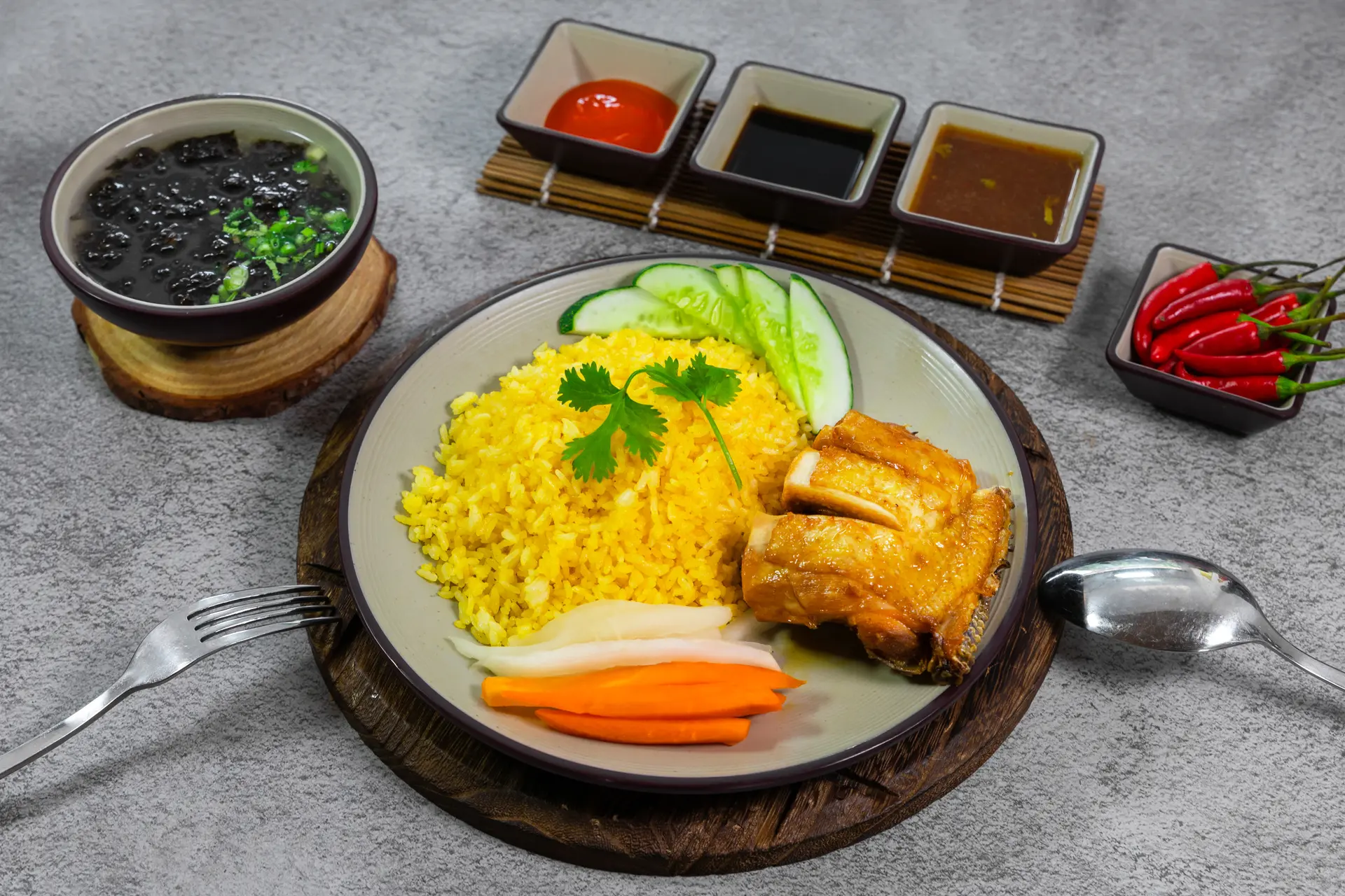Hình ảnh Cơm gà má đùi