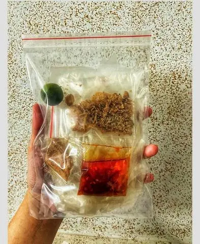 Hình ảnh Bịch bánh tráng muối tắc sate