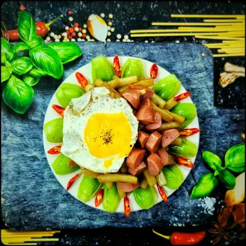 Hình ảnh Xào xúc xích đức + trứng