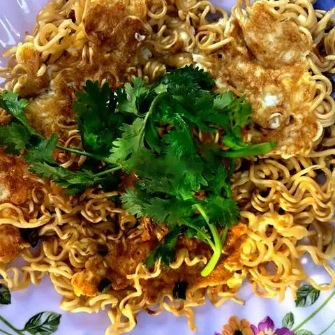 Hình ảnh Mì gói chiên 2 trứng