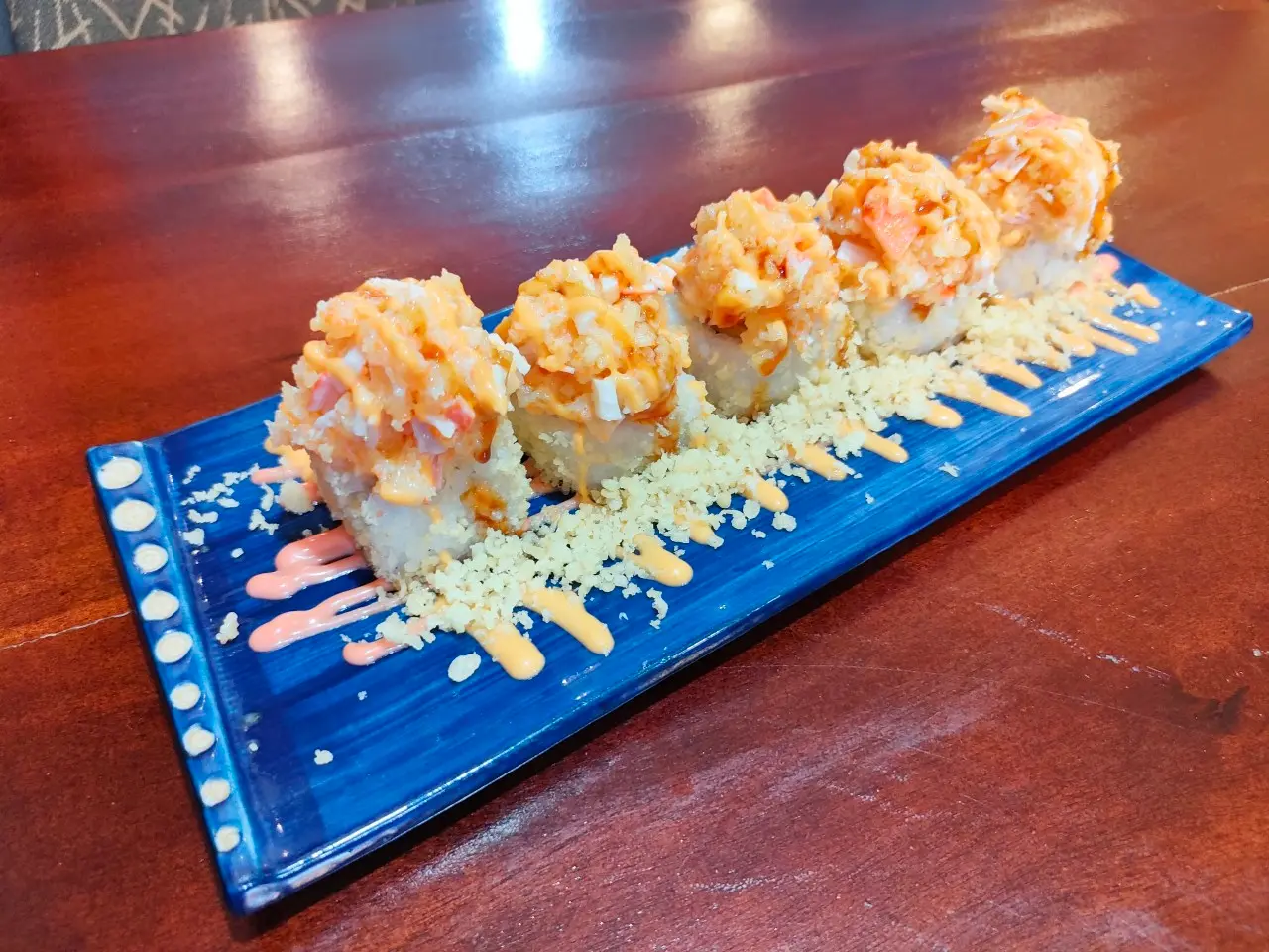 Hình ảnh KANI KAMA TOBIKO ROLL ( Thanh Cua Chiên Trộn Mayo Cuộn Cơm)