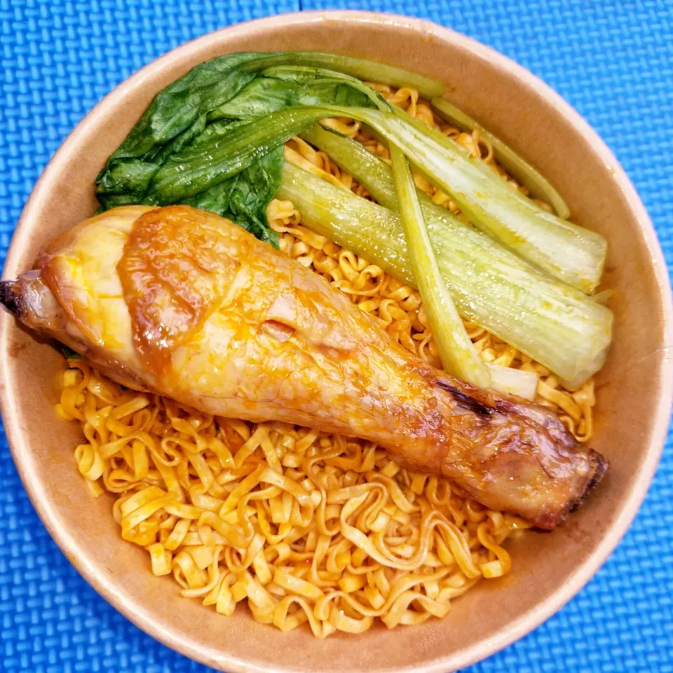Hình ảnh Mì Trộn Đùi Gà Chiên