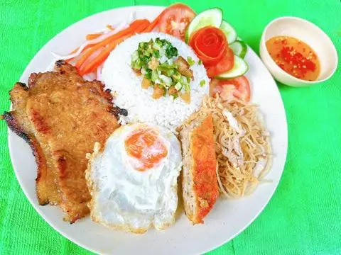 Hình ảnh Cơm sườn bì trứng ốp la 