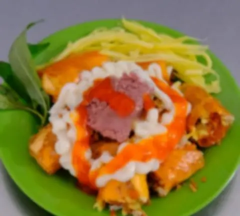 Hình ảnh Bánh tráng cuốn đỏ trứng cút thịt pate - nước sâm