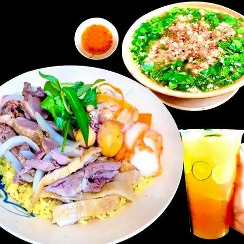 Hình ảnh Cơm gà xé - lòng xào trứng non - canh gà lá giang nhỏ - 1 ly trà tắc