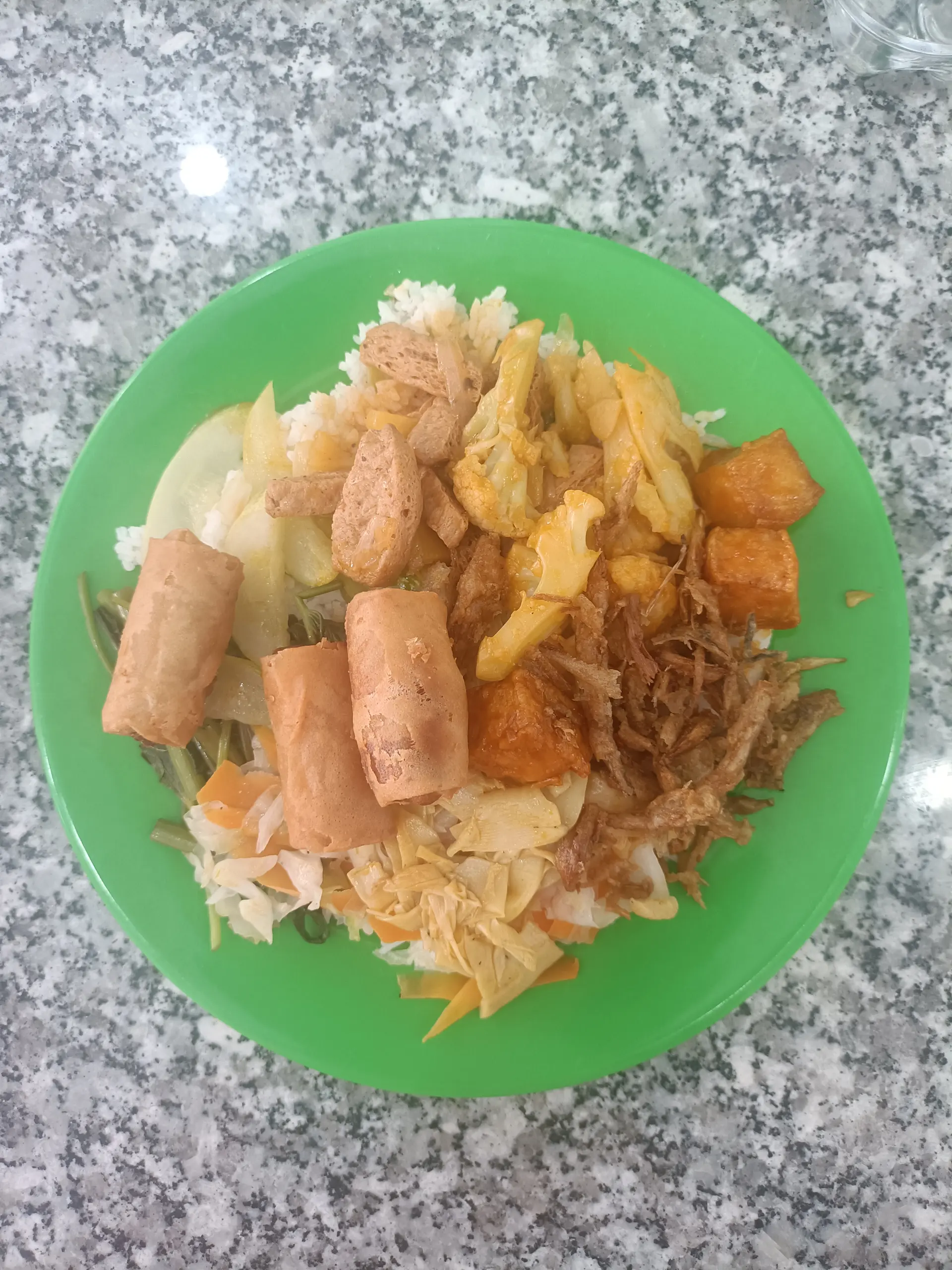Hình ảnh Cơm thập cẩm chả giò chay