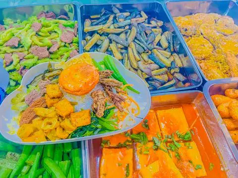 Hình ảnh cơm thập Cẩm + chả cá chay sốt me