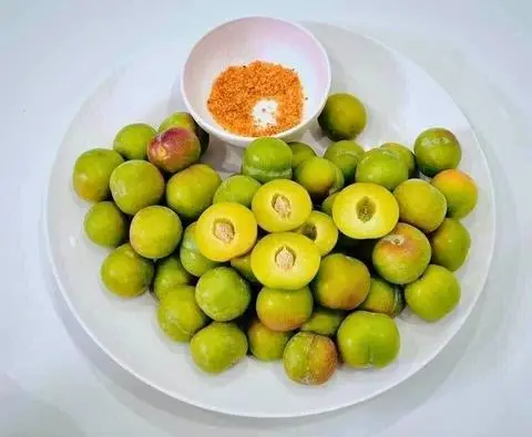 Hình ảnh Mận róc hạt ngon giòn cắt khay 