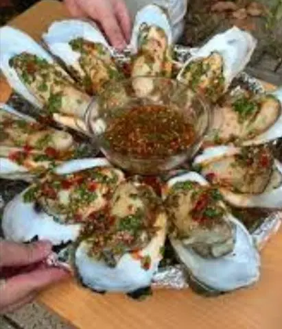 Hình ảnh Hàu đại dương nướng sốt tiêu 10 con