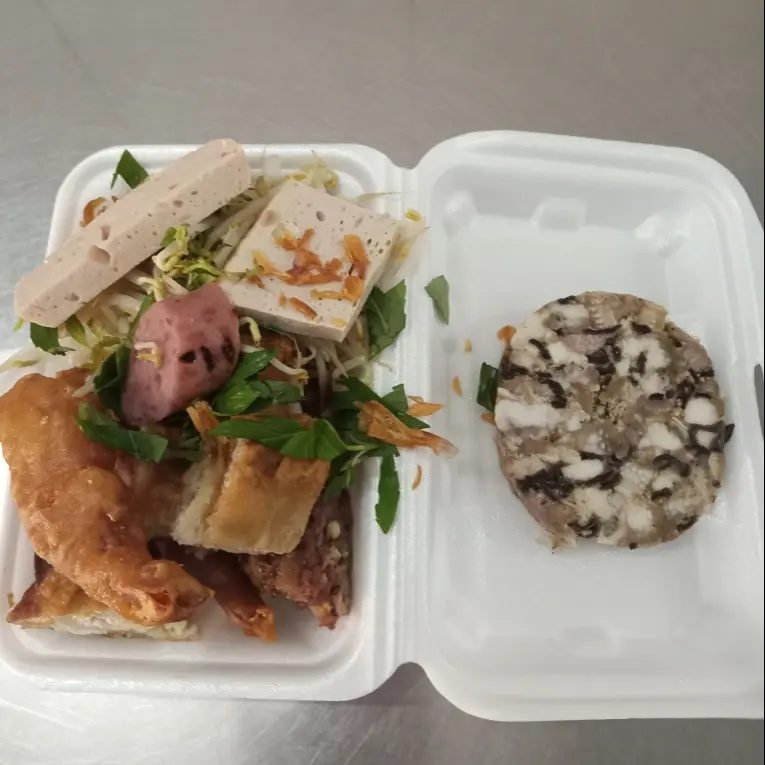 Hình ảnh Combo bánh ướt full topping - giò xào - khăn lạnh
