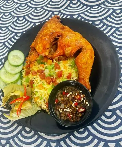 Hình ảnh Cơm chiên dương châu + gà xối mỡ góc tư