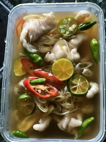 Hình ảnh Chân gà rút xương ngâm sả tắc nhỏ
