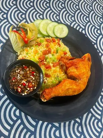 Hình ảnh Cơm chiên dương châu + gà xối mỡ
