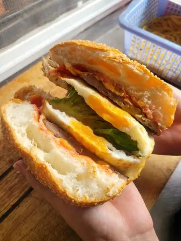 Hình ảnh Hamburger bò trứng