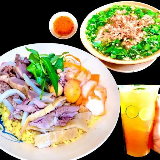 Hình ảnh Cơm gà xé trứng non - canh gà lá giang nhỏ - 1 ly trà tắc