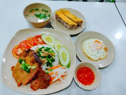 Hình ảnh Cơm Sườn Trứng Chả