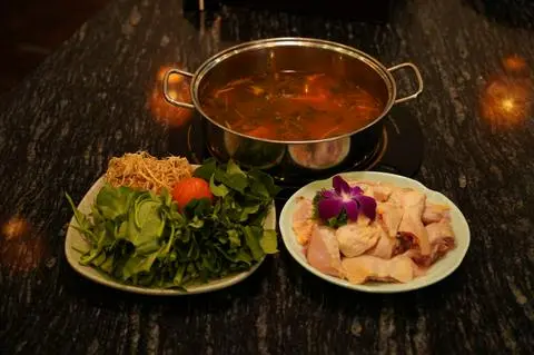 Hình ảnh Lẩu Gà Lá Giang