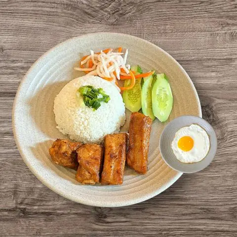 Hình ảnh Cơm tấm sườn non nướng ốp la