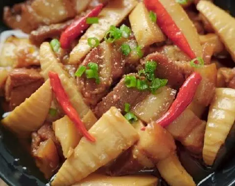 Hình ảnh Cơm Thịt Lợn Kho Măng