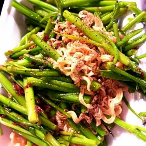 Hình ảnh Rau muống xào mì tôm - hột gà nướng
