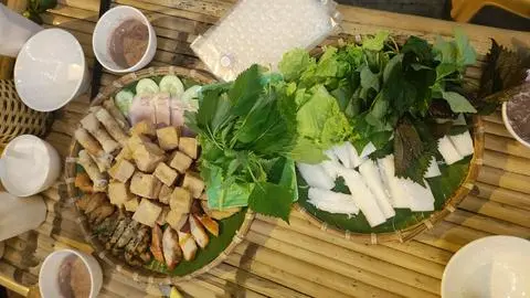 Hình ảnh Bún đậu chả ốc - 01 ly COCA 