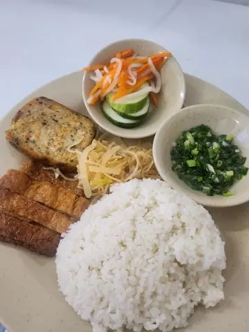 Hình ảnh Cơm sườn bì chả chay